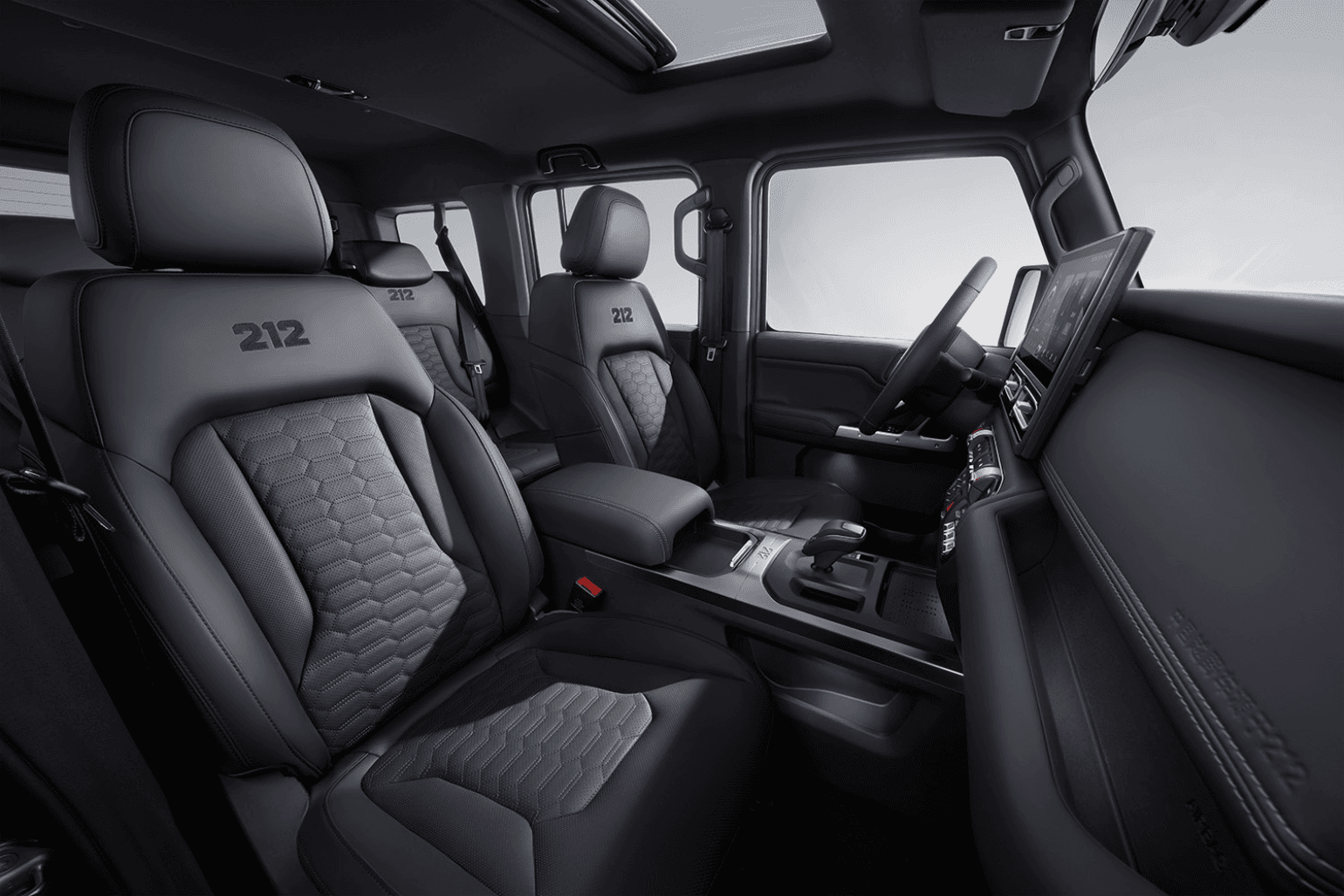 Interior moderno de SUV con asientos de cuero negro, patrones hexagonales y logotipos 212 bordados.