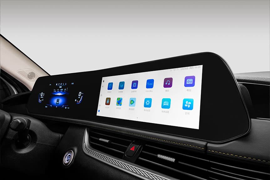 Pantalla panorámica digital en el salpicadero de un coche moderno con aplicaciones y controles táctiles.